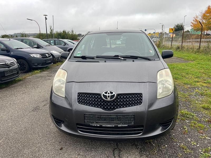Grau Gebraucht 2009 Toyota Yaris Sol Limousine | 1.999 € (Superpreis) - Bild 1/4