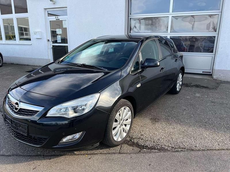 Gebraucht Opel Astra Design Edition 140 PS (102 kW) 2011 Karbonschw graphitschw midnigh Kleinwagen