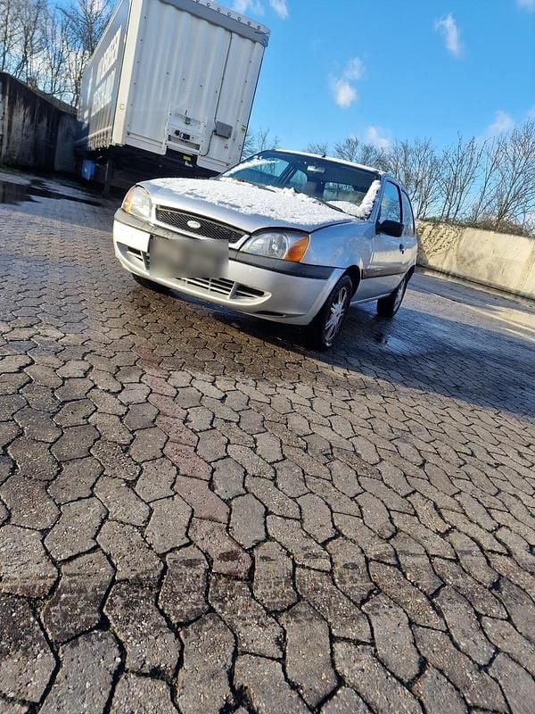 Grau Gebraucht 2002 Ford Fiesta Kleinwagen | 650 € - Bild 1/4