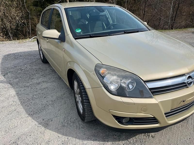 Gebraucht Opel Astra 105 PS (77 kW) 2005 Gold Limousine