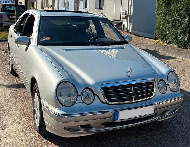 Silber Gebraucht 2001 Mercedes E240 Elegance Limousine | 5.850 € (Fairer Preis) - Bild 1/4