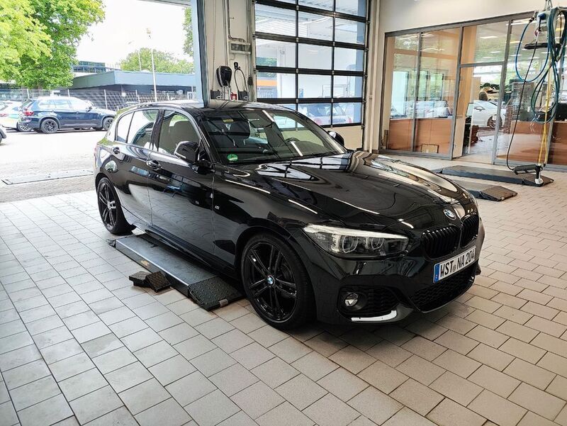 Schwarz Gebraucht 2019 BMW 118 Shadowline Kleinwagen | 17.500 € (Fairer Preis) - Bild 1/4