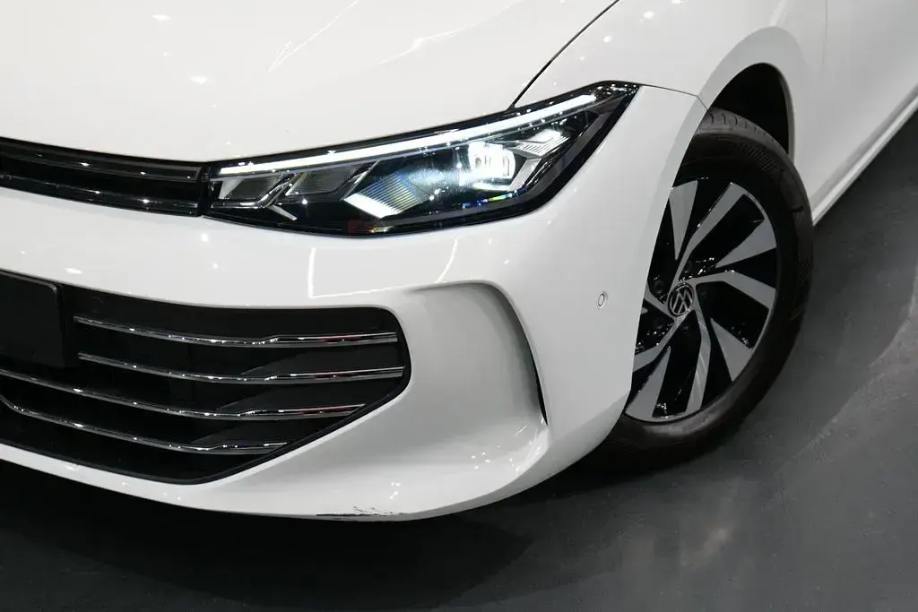 Gebraucht VW Passat Business 150 PS (110 kW) 2024 Pure white Kombi