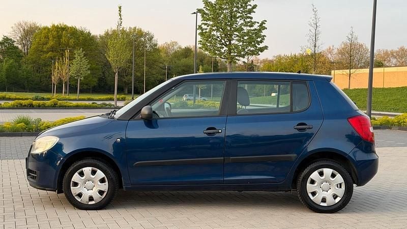 Gebraucht Skoda Fabia 60 PS (44 kW) 2010 Blau Limousine