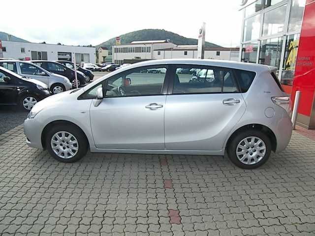 Gebraucht Toyota Verso Life+ 147 PS (108 kW) 2010 Silber metallic Van / Kleinbus