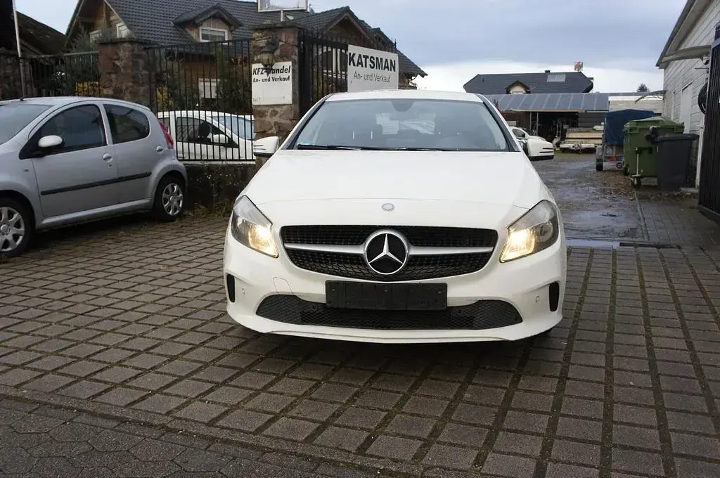 Gebraucht Mercedes A200 136 PS (100 kW) 2015 Weiß Kleinwagen