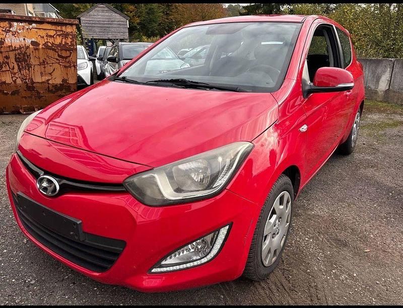 Electric red / sol Gebraucht 2014 Hyundai i20 Classic Kleinwagen | 2.990 € (Guter Preis) - Bild 1/4