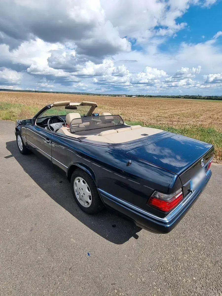 Gebraucht Mercedes E200 136 PS (100 kW) 1996 Blau Cabrio