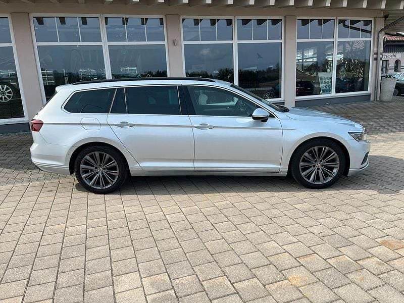Gebraucht VW Passat R-line 200 PS (147 kW) 2022 Scale silver metallic Kombi