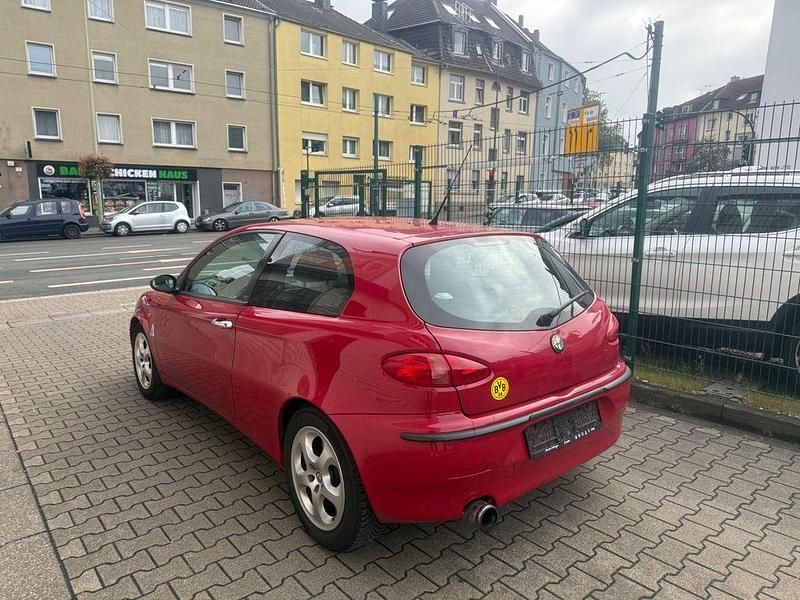 Gebraucht Alfa Romeo 147 Distinctive 105 PS (77 kW) 2001 Rot Kleinwagen