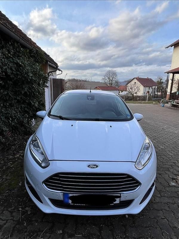 Gebraucht Ford Fiesta Titanium 101 PS (74 kW) 2015 Weiß Kleinwagen