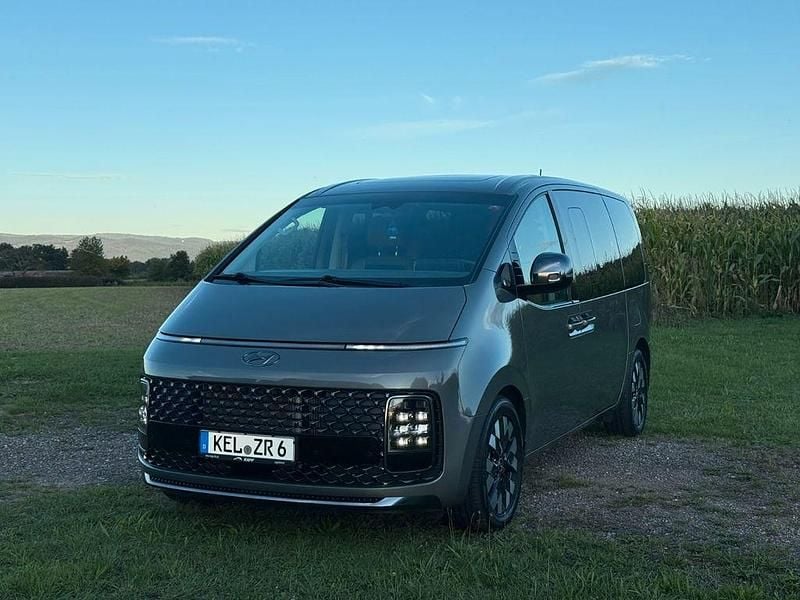 Grau Gebraucht 2022 Hyundai Staria Signature Van | 43.400 € (Fairer Preis) - Bild 1/4