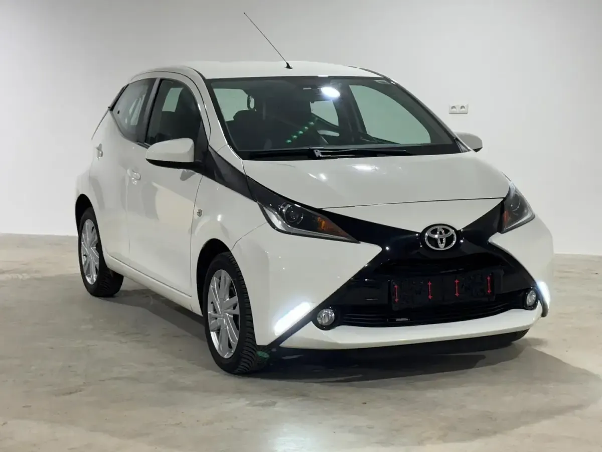 Gebraucht Toyota Aygo X-play 69 PS (50 kW) 2014 Weiß Kleinwagen