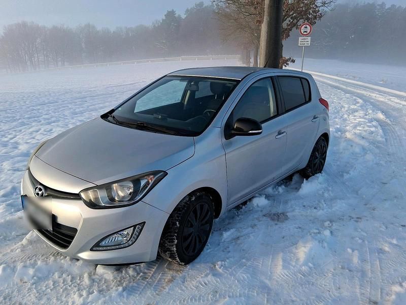 Gebraucht Hyundai i20 82 PS (60 kW) 2014 Silber Kleinwagen