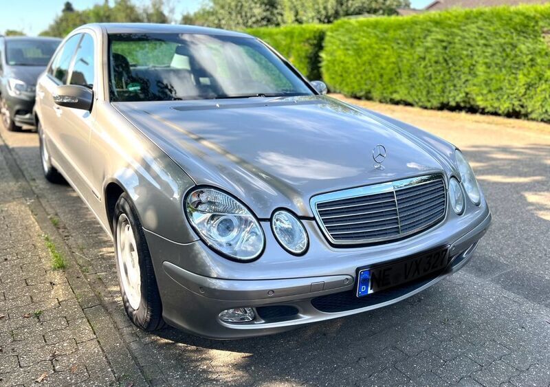 Beige Gebraucht 2005 Mercedes E200 Classic Limousine | 7.300 € (Etwas zu teuer) - Bild 1/4