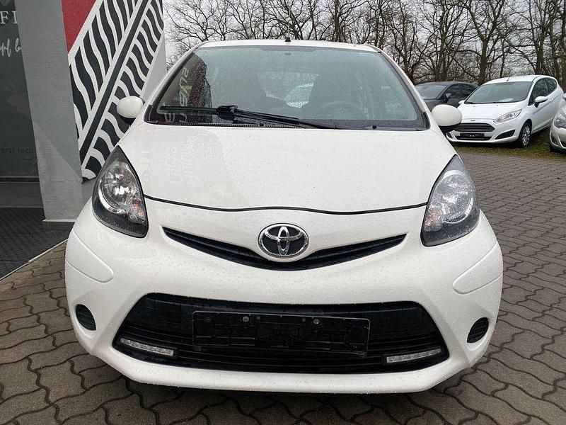 Gebraucht Toyota Aygo Cool 68 PS (50 kW) 2014 Weiß Kleinwagen
