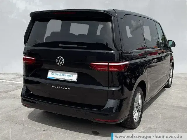 Gebraucht VW Multivan Basis 136 PS (100 kW) 2022 Schwarz Van / Kleinbus