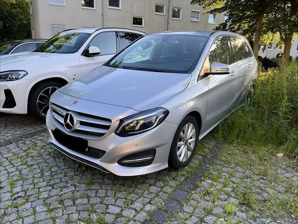 Gebraucht Mercedes B180 122 PS (89 kW) 2018 Silber Kleinwagen
