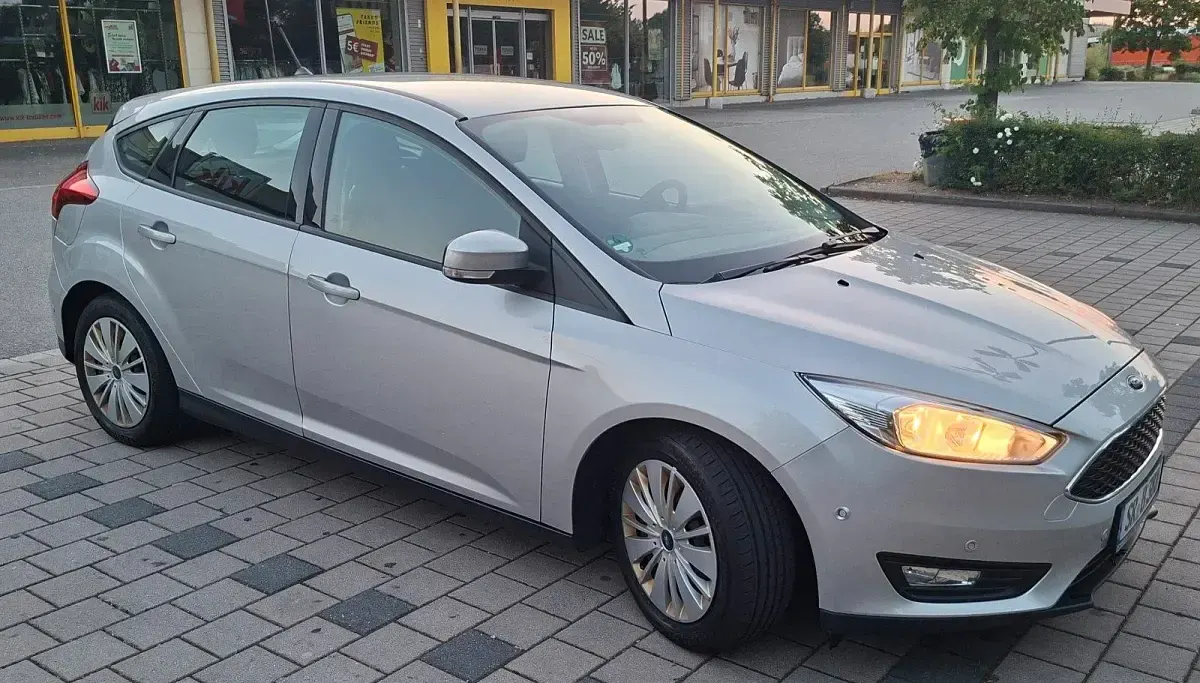 Gebraucht Ford Focus 120 PS (88 kW) 2017 Silber Limousine