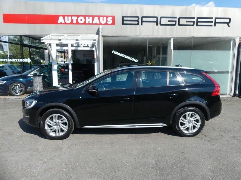 Schwarz Gebraucht 2016 Volvo V60 CC Momentum Kombi | 13.989 € (Fairer Preis) - Bild 1/4