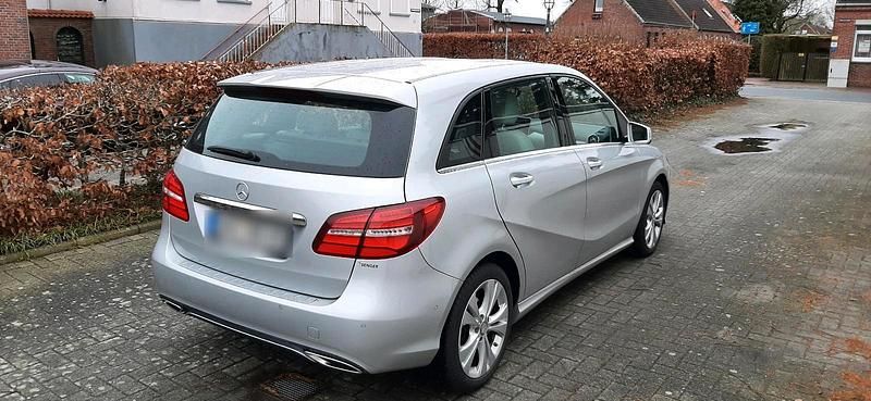 Gebraucht Mercedes B200 156 PS (114 kW) 2016 Silber Van / Kleinbus