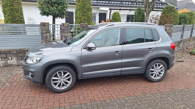 Grau Gebraucht 2012 VW Tiguan Sport SUV | 10.999 € (Fairer Preis) - Bild 1/4