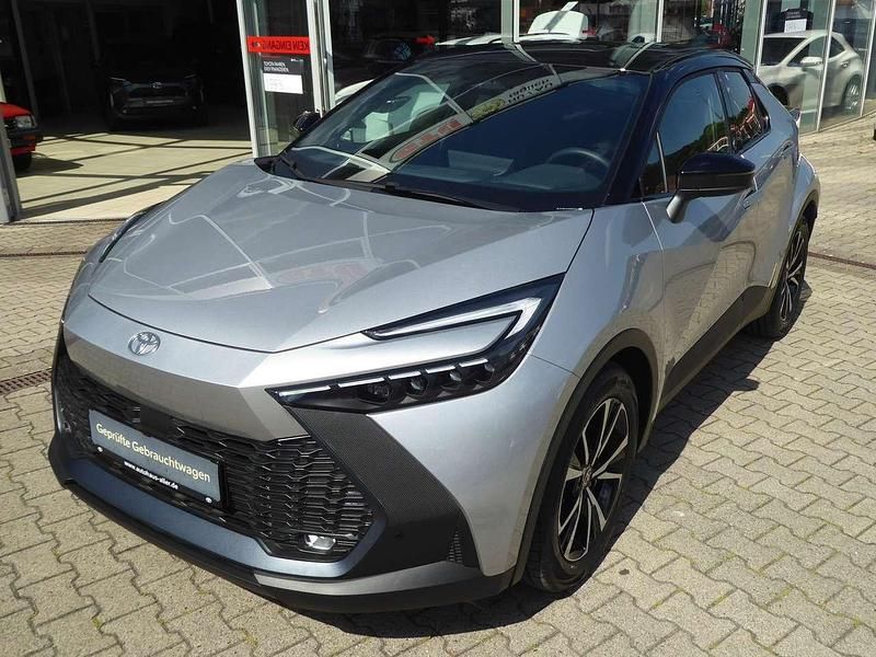 Shimmering silver/schwarz Gebraucht 2024 Toyota C-HR Team SUV | 29.990 € - Bild 1/4