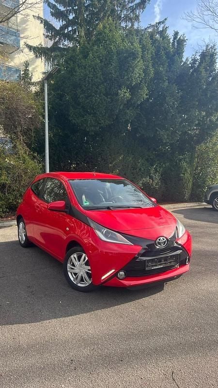 Rot Gebraucht 2016 Toyota Aygo Kleinwagen | 5.990 € (Guter Preis) - Bild 1/4