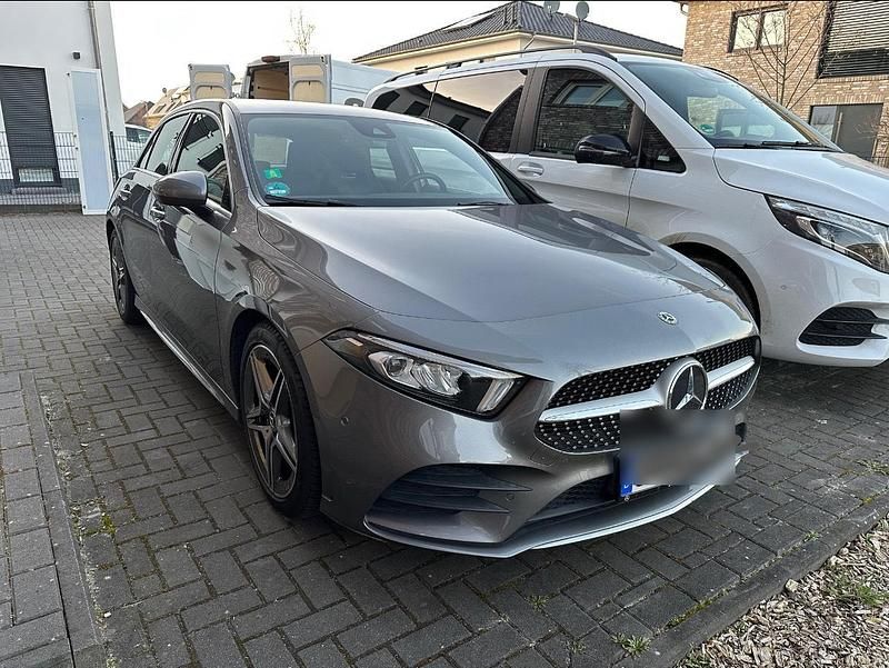Grau Gebraucht 2020 Mercedes A200 AMG line Kleinwagen | 25.000 € (Fairer Preis) - Bild 1/4