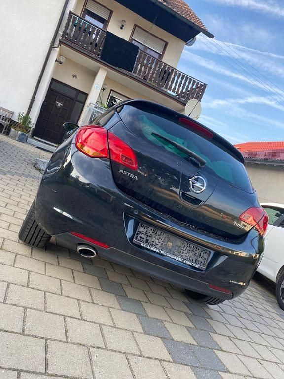 Gebraucht Opel Astra Design Edition 140 PS (102 kW) 2012 Schwarz Limousine