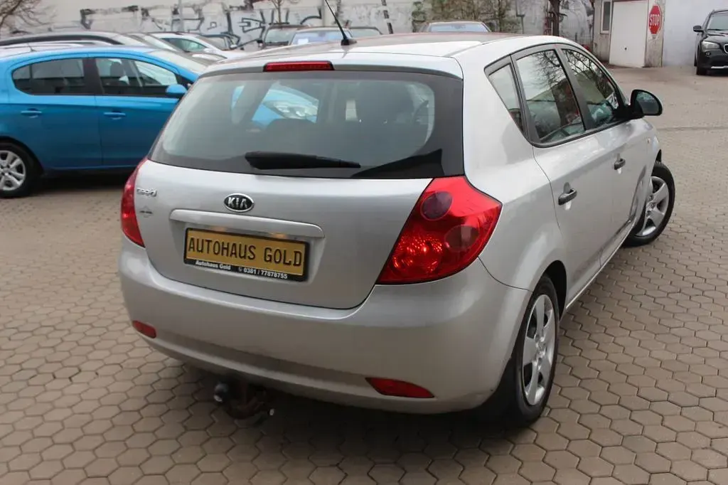 Gebraucht Kia Ceed 109 PS (80 kW) 2009 Silber Kleinwagen