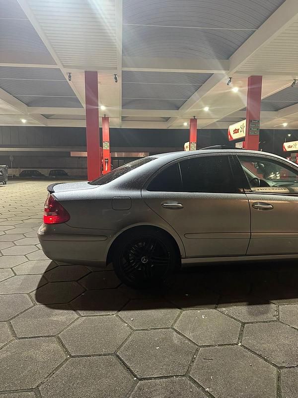 Gebraucht Mercedes E240 177 PS (130 kW) 2002 Silber Limousine