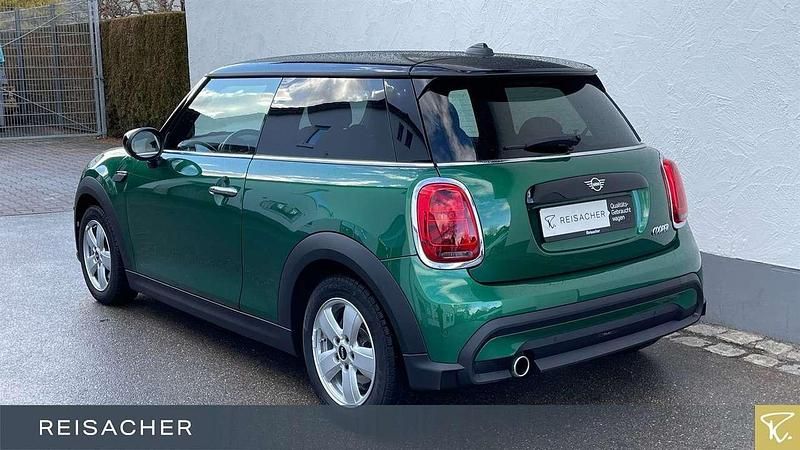 Gebraucht Mini Cooper Coupé Classic 136 PS (100 kW) 2023 British racing green metallic Coupé