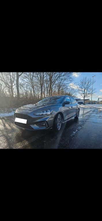 Grau Gebraucht 2019 Ford Focus ST-Line Limousine | 16.400 € (Etwas zu teuer) - Bild 1/4