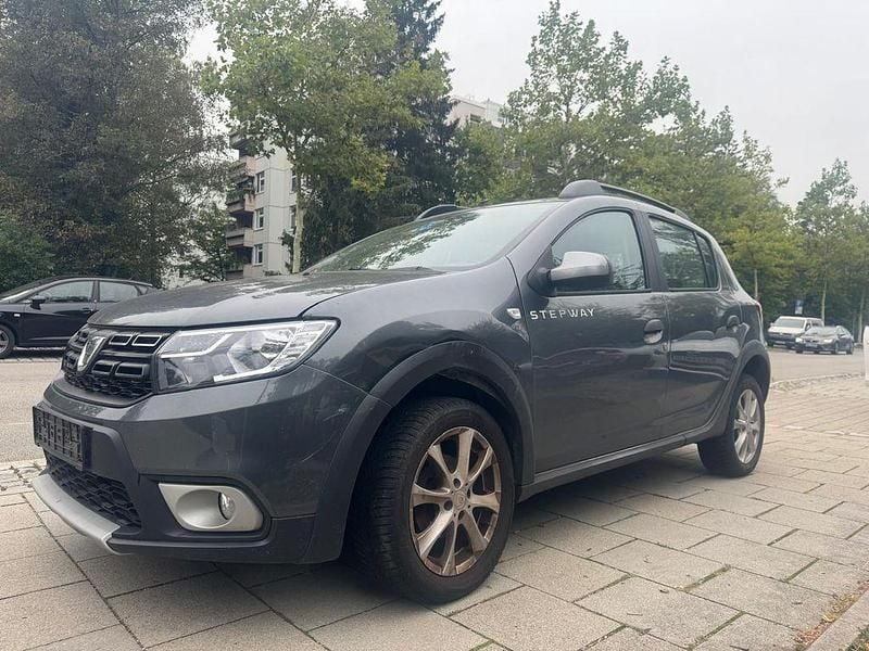 Grau Gebraucht 2017 Dacia Sandero Stepway Kleinwagen | 7.470 € (Guter Preis) - Bild 1/4
