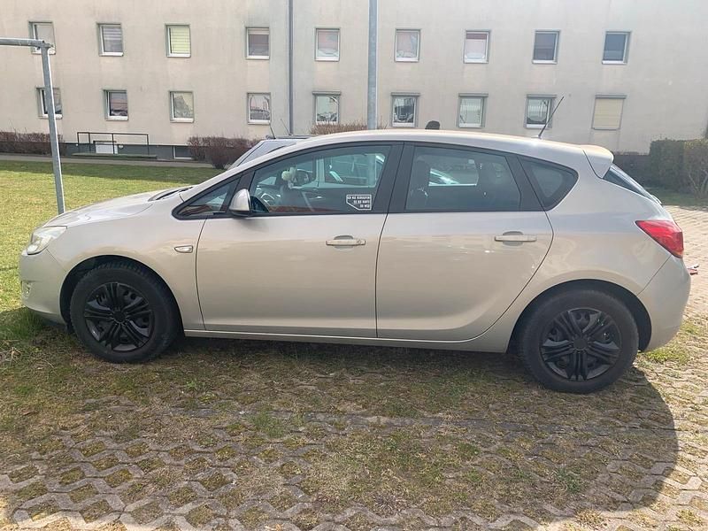 Gebraucht Opel Astra 90 PS (66 kW) 2012 Silber Kleinwagen