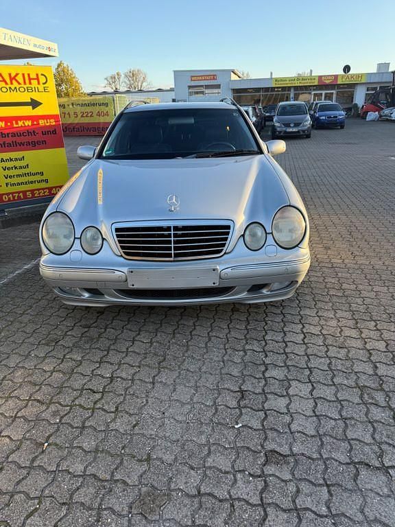 Silber Gebraucht 2002 Mercedes E280 Avantgarde Limousine | 2.600 € (Superpreis) - Bild 1/4