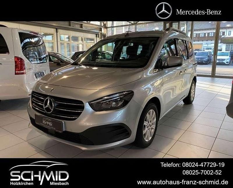 Helvinsilber Gebraucht 2023 Mercedes 180 Progressive Limousine | 27.777 € (Fairer Preis) - Bild 1/4