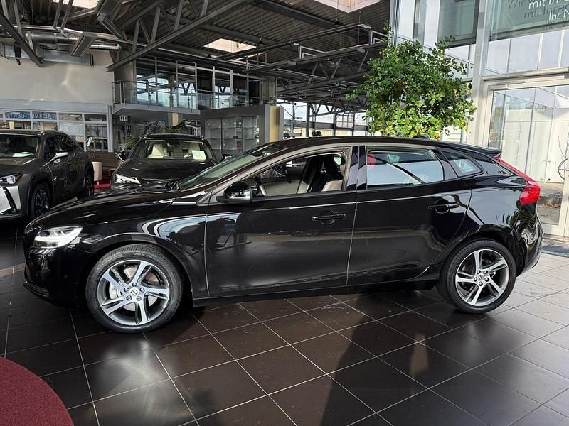 Gebraucht Volvo V40 Momentum 152 PS (111 kW) 2017 Schwarz Limousine