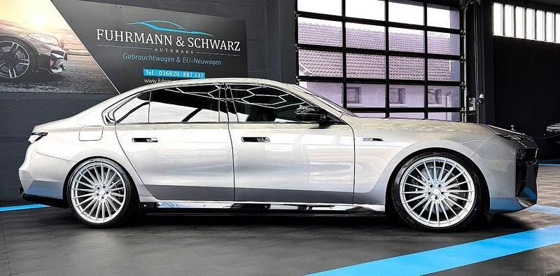 Gebraucht BMW M760e Performance 571 PS (419 kW) 2025 Grau Limousine