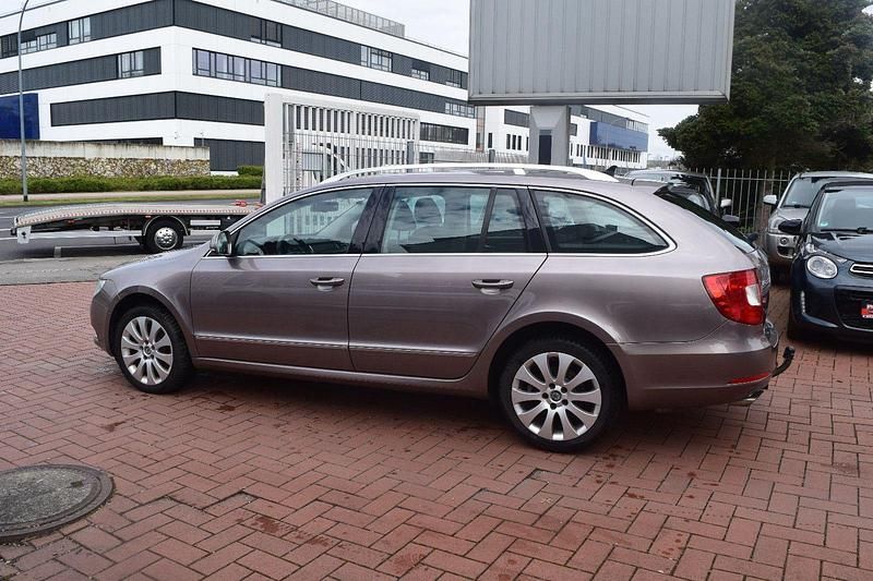 Gebraucht Skoda Superb 160 PS (117 kW) 2012 Grau Kombi