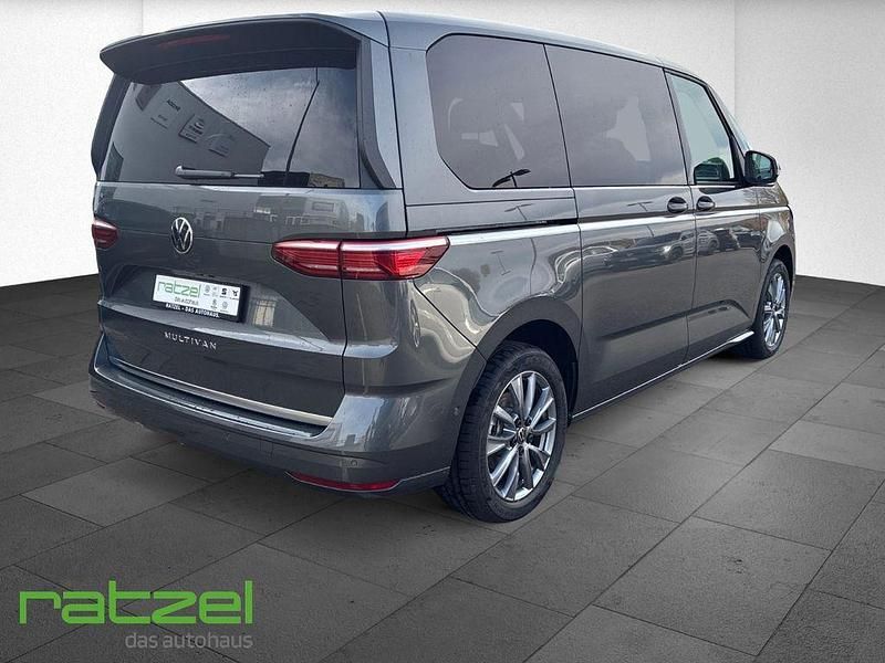 Gebraucht VW Multivan Style 150 PS (110 kW) 2025 Grau Van