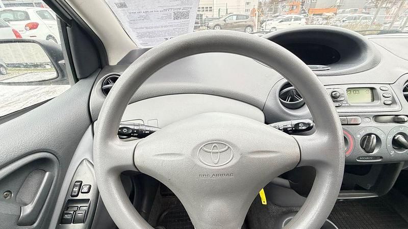 Gebraucht Toyota Yaris Sol 87 PS (63 kW) 2002 Silber Limousine