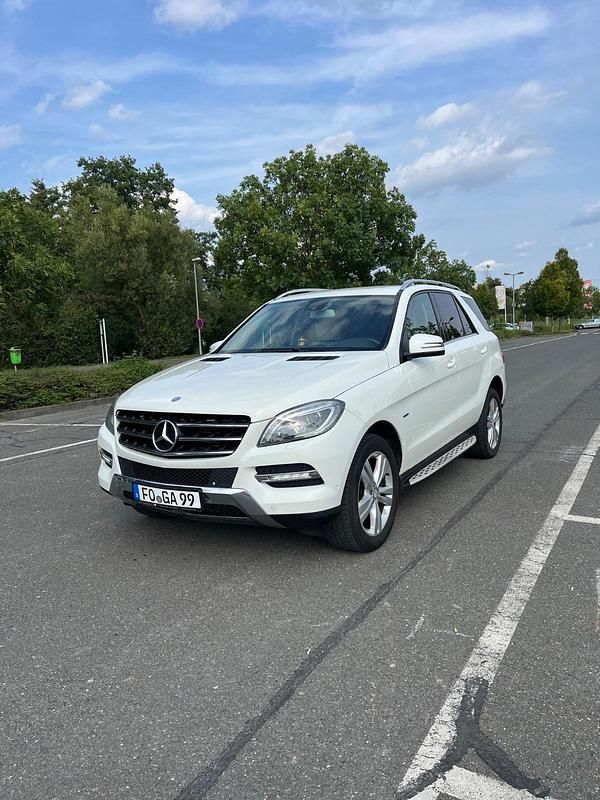 Weiß Gebraucht 2012 Mercedes ML250 Edition 1 SUV | 17.500 € (Fairer Preis) - Bild 1/4