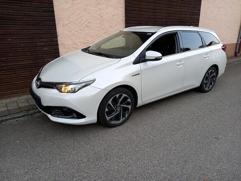 Weiß Gebraucht 2016 Toyota Auris Hybrid Edition-S Kombi | 13.900 € (Fairer Preis) - Bild 1/4
