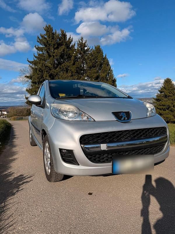 Gebraucht Peugeot 107 68 PS (50 kW) 2010 Silber Kleinwagen