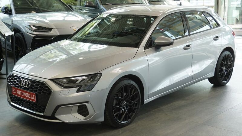 Silber Gebraucht 2021 Audi A3 Sportback Advanced Limousine | 20.991 € (Superpreis) - Bild 1/4