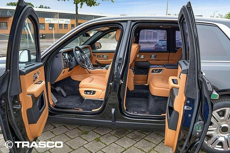 Neu Rolls Royce Cullinan 571 PS (419 kW) 2025 Diamond black SUV
