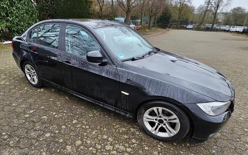 Gebraucht BMW 318 146 PS (107 kW) 2009 Schwarz Limousine
