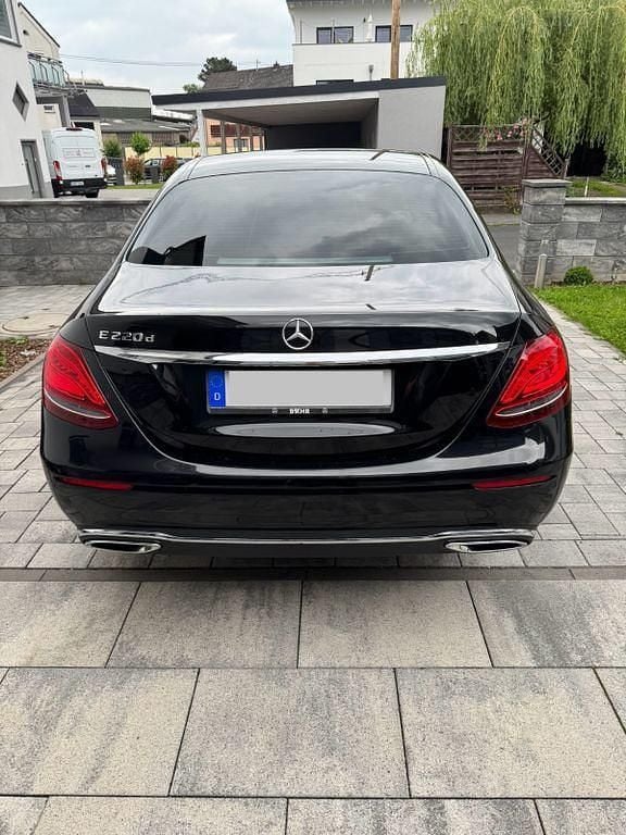 Gebraucht Mercedes E220 194 PS (142 kW) 2016 Schwarz Limousine
